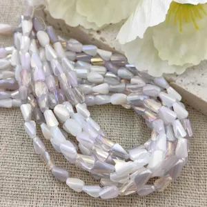 Gedetailleerd overzicht van 4x6mm gradiënt gedraaide gefacetteerde kralen voor DIY sieraden.