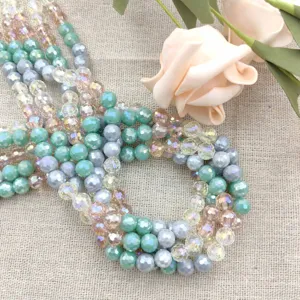 Gedetailleerde close-up van kleurrijke gefacetteerde kristallen kralen voor DIY sieraden maken.