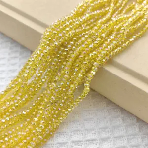 Gedetailleerde close-up van 3mm gele gefacetteerde kristallen kralen, perfect voor DIY sieraden.