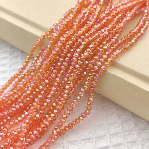 Close-up van 3 mm glanzende oranje gefacetteerde kristallen kralenstreng voor DIY sieraden.