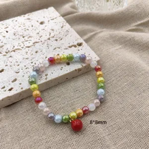 Kleurrijke kristalen kralen armband in dopamine stijl met een rode koperen hanger.