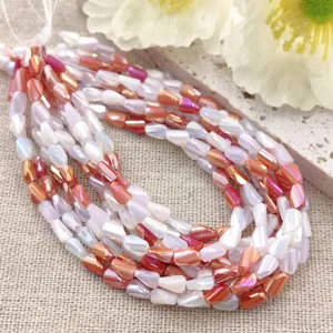 Detailopname van gefacetteerde kralen met kleurverloop voor DIY sieraden en accessoires.