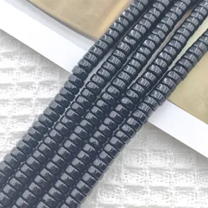 Λεπτομερής όψη μαύρων χαντρών 3x6mm, ιδανική για τη δημιουργία βραχιόλων και κολιέ DIY.
