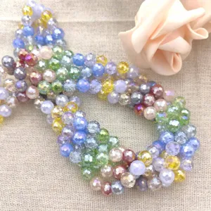 Detailopname van kleurrijke gefacetteerde kristalglasparels voor DIY-sieraden maken.