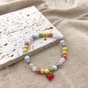 Kleurrijke kraal armband met rode hart hanger dopamine stijl schattige sieraden voor dames