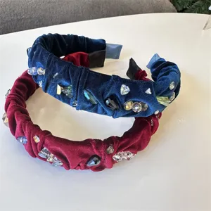 Primer plano detalle de diadema de terciopelo de lujo con cristales, azul y burdeos, hecho a mano.