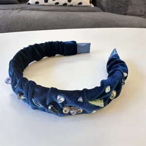 Diadema de terciopelo azul con cristales en detalle, accesorio para el cabello elegante de mujer