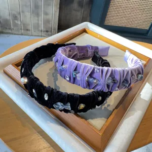 Diadema de terciopelo y cristal con detalles de cuentas brillantes hechas a mano.