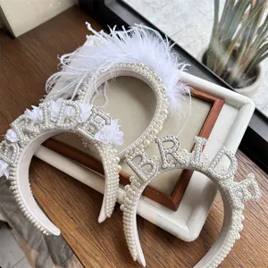 Πολυτελής Στέκα από Κράμα με Στρας και 3D Γράμματα Διακόσμηση με Μαργαριτάρια και Φτερά Μόδα Στέμμα για Πάρτι Συμπόσιο Νέο Έτος Νυφικό Αξεσουάρ Μαλλιών για Γυναίκες