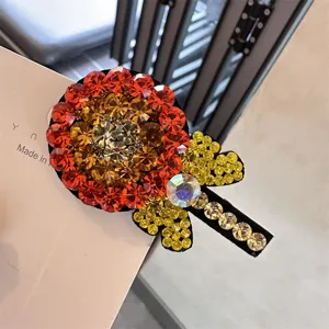 Détail de pince à cheveux strass sucette, cristaux tchèques étincellants, pince bec.