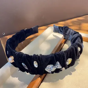 Diadema de terciopelo negro con diamantes de imitación, accesorio para el cabello vintage hecho a mano.