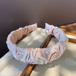 Diadema rosa de terciopelo con cuentas de cristal hecha a mano accesorio vintage elegante.