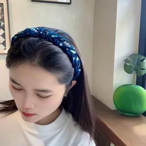 Diadema de terciopelo azul con pedrería de cristal, accesorio de pelo brillante.