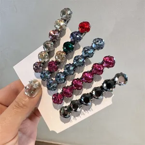 Detailopname van kleurrijke strass kristal haarspelden, schitterende haaraccessoires.