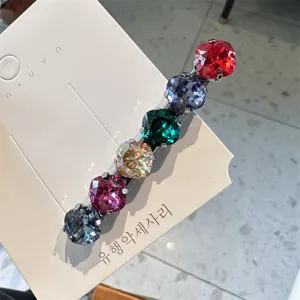 Multicolor strass haarspeld gedetailleerd opname, stijlvol metalen kristal haaraccessoire.