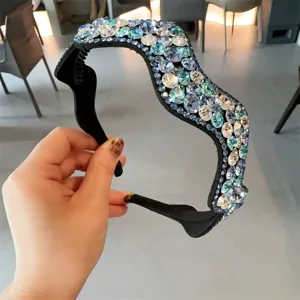 Detailansicht des stilvollen wellenförmigen Strass-Haarreifs mit funkelnden bunten Kristallen.