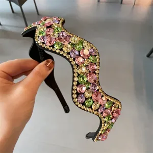 Nahaufnahme eines geschwungenen Strass-Haarreifs, funkelnd mit bunten Kristallen für Damen.