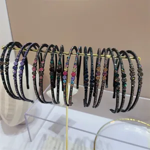 Detailopname van de elegante dubbelstrengse strass-haarband met kleurrijke kristallen.