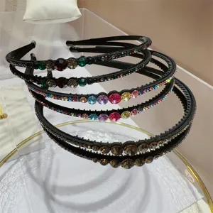 Gedetailleerd overzicht van trendy meerstrengse zwarte strass haarbanden voor elegante vrouwen.
