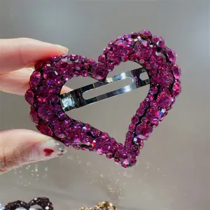 Vue de détail de pince à cheveux cœur en strass rose étincelant accessoire barrette chic