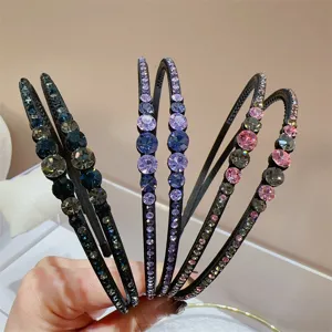 Gedetailleerd overzicht van elegante dubbele strass haarband, sprankelende kristallen haarhoepel.