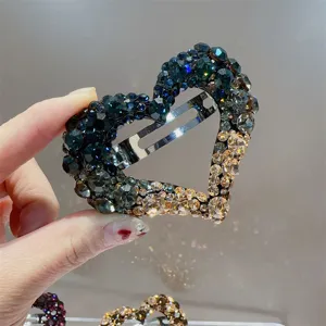 Magnifique pince à cheveux cœur en strass avec cristaux dégradés, accessoire élégant.