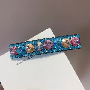 Gedetailleerd uitzicht van de glinsterende strass-haarspeld met kleurrijke kristallen.