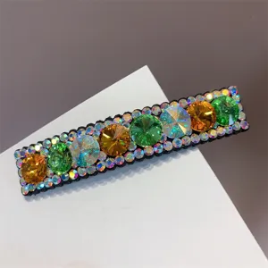 Gedetailleerd overzicht sprankelende kristallen strass haakspeld, stijlvol haaraccessoire