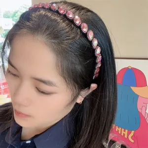 Primo piano ravvicinato della fascia per capelli in strass indossata dalla modella.