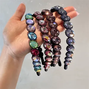 Primo piano di fasce per capelli in strass colorati con denti antiscivolo, cristalli.