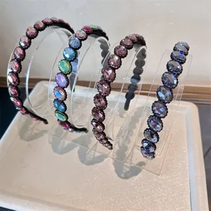 Dettaglio ravvicinato di lussuosi cerchietti per capelli in strass dai colori brillanti.