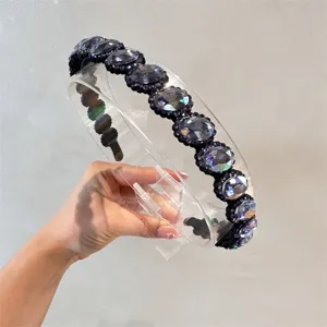 Vista dettagliata di un magnifica fascia per capelli barocca con strass e cristalli lucidi.