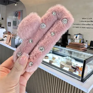 Pink fluffy hair claw clip with dazzling rhinestones, perfect for stylish French lazy hairstyles.