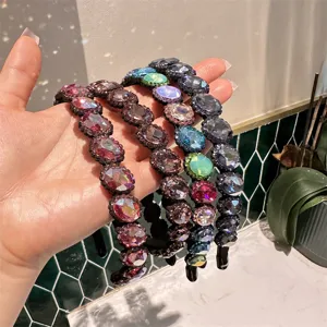 Primo piano della scintillante fascia per capelli in strass con gemme colorate e denti antiscivolo.