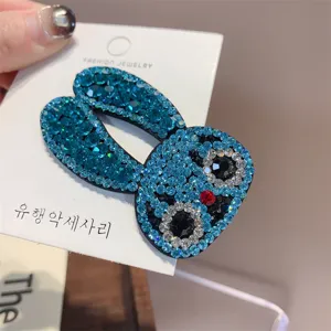 Detalle de pinza de pelo de conejo con diamantes de imitación azules, diseño de conejo de cristal.