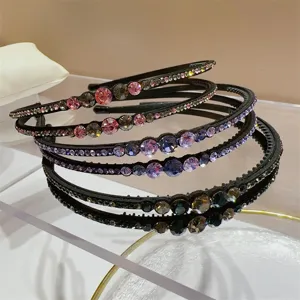 Gedetailleerd overzicht van de sprankelende strass haarband met elegante dubbele strengen.