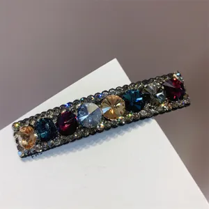 Gedetailleerd overzicht van luxe kleurrijke kristallen haarspeld met fonkelende strass.