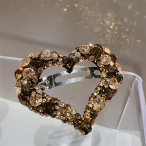 Détail pince à cheveux cœur en strass, barrette à ressort cristal étincelant, accessoire élégant.