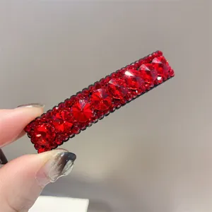 Rode strass haarspeld detail, glinsterende kristallen zijklem voor stijlvolle kapsels.