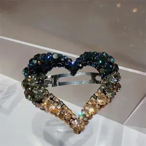 Vue détaillée d'une pince à cheveux cœur étincoyante avec un superbe design en cristal.