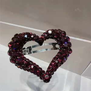 Détail pince à cheveux cœur en strass, barrette ressort en cristal étincelant.