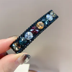 Gedetailleerd overzicht van een sprankelende strass haarspeld, elegante haarclip voor pony en lokken.