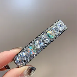 Close-up van het detail van de sprankelende strass haarspeld, met schitterende kristallen.