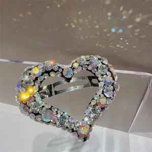 Gros plan de pince à cheveux cœur en strass scintillant, design en cristal élégant.