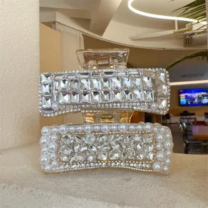 Strass Perlen Haarklammer Detail, glitzernde Kristall Haarkralle für elegante Hochsteckfrisuren.