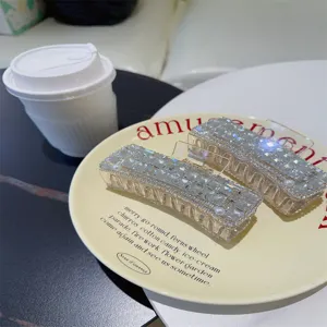 Detailansicht einer glitzernden Strass-Haarklammer mit eleganten Perlen für stilvolle Frisuren.