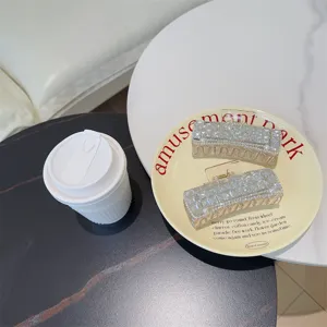 Nahaufnahme von glitzernden Strass Haarspangen, luxus Kristall Design für elegante Frisuren.