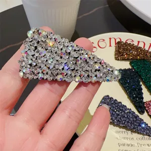 Pince à cheveux triangle en strass scintillants pour femmes, accessoire de mode élégant.