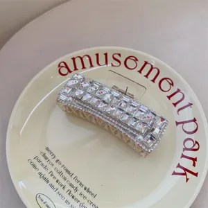Nahaufnahme der luxuriösen Strass Haarspange mit funkelnden Kristallen und Perlen.