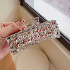 Glänzende Strass Haarklammer Detailansicht mit eleganter Kristallverzierung für den Alltag.